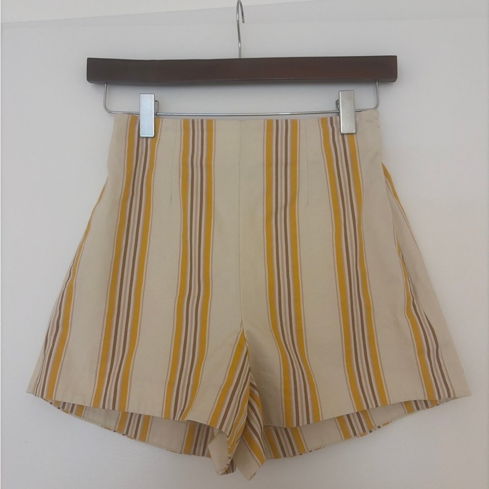 Abercrombie & Fitch High-Waist Striped Shorts in Beige, Mustard and Brown